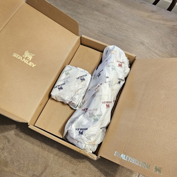 Stanley The Legendary Classic Bottle w/Buddy Cups | 1.5 QT/8 OZ - Picture 10 of 10